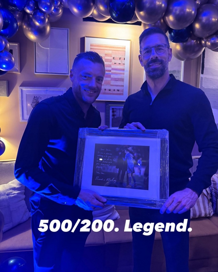 范尼社媒晒与瓦尔迪合照：500场200球，传奇！