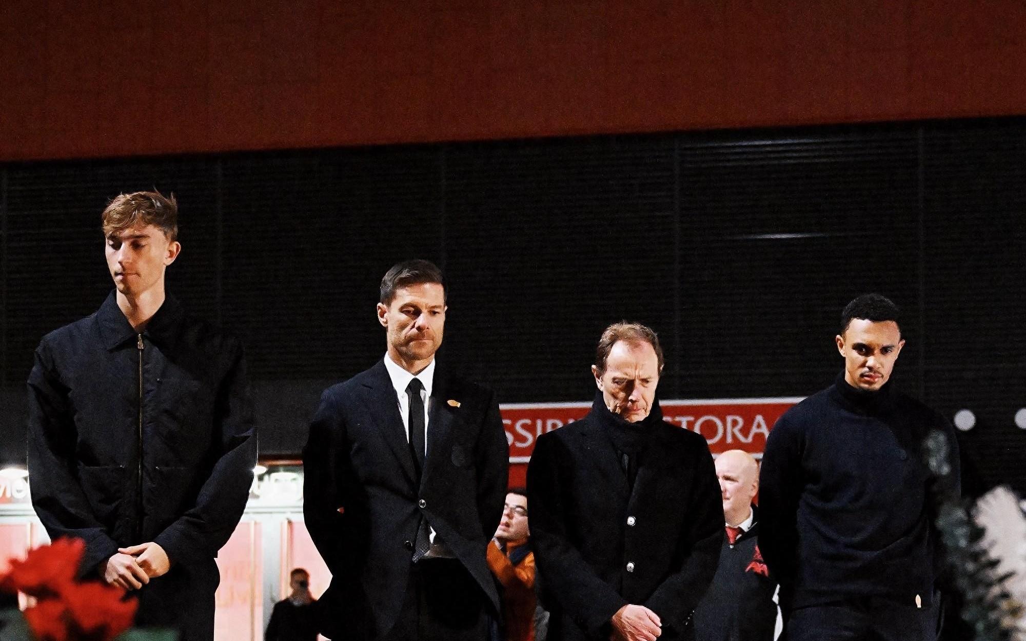 欧冠：皇马多位重要人物在赛前向已故利物浦球员若塔致敬