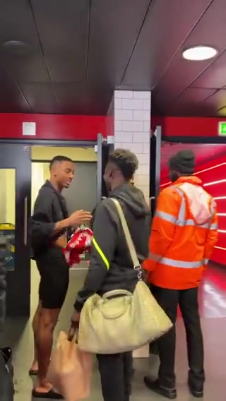 老朋友见面萨卡赛后将自己的球衣留