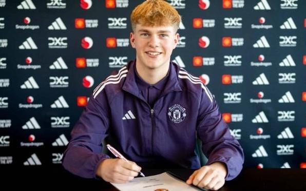 官方：曼联签下德比郡16岁青训门将查