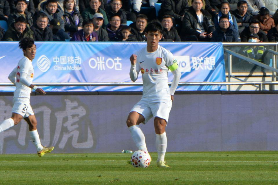 被新帅用废U23国足红星演砸中超首秀！0射门+0过人，13次丢球权