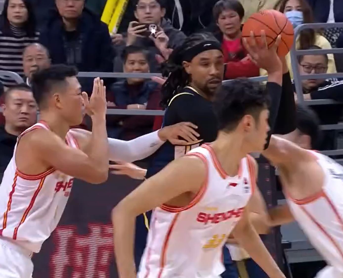 可怜！一只手防守，一只手护自己的脸球迷：CBA太可怕了