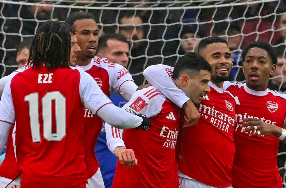 进球全靠定位球！边锋戴帽13.1亿豪门