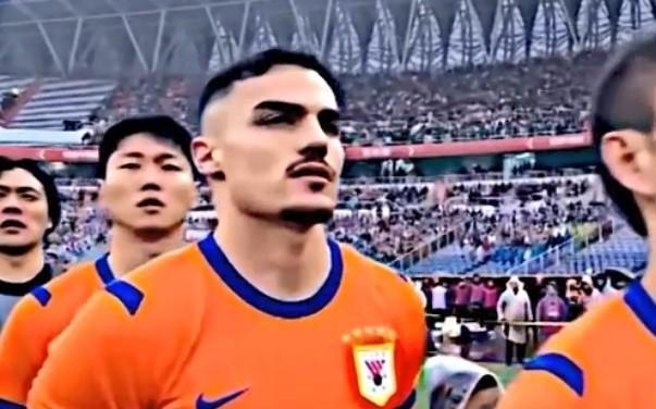 记者：阿尔瓦罗确实让泰山队的防守稳