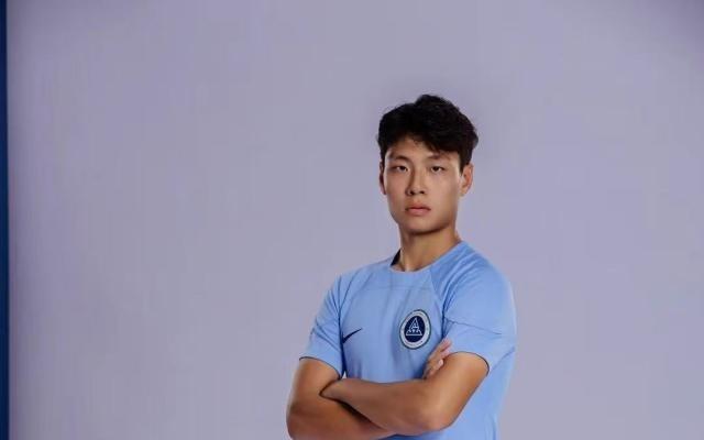 富力青训出身，偶像克罗斯，如今他是湘超球队领袖