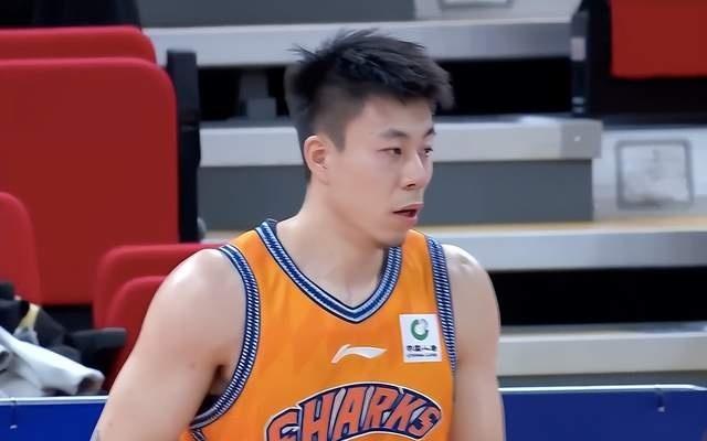 15分大胜！上海豪取9连胜高居第一！洛夫顿爆砍29+15大杀四方