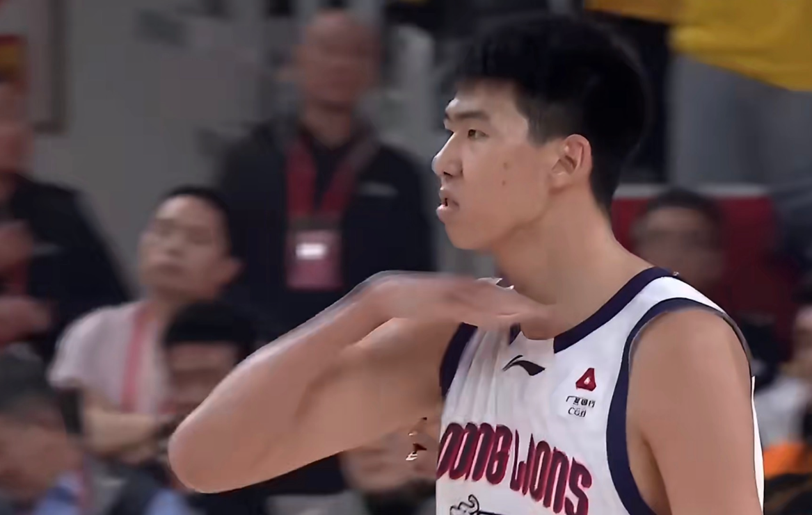 赛季第一单！CBA深夜重罚徐昕，球迷不满：张镇麟骂人怎么不管