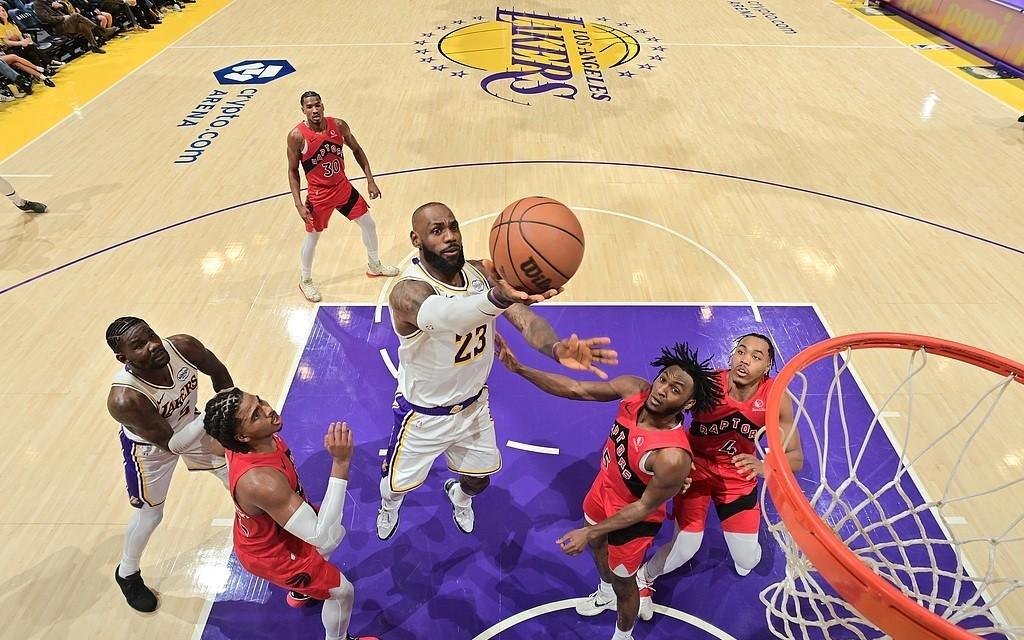 率队止住连败，詹姆斯出战31分钟拿下24分4板7助，正负值+18