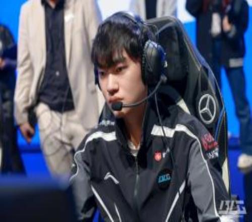 Knight：不知道队伍为什么会变成这样12生死战抽T1挺好的