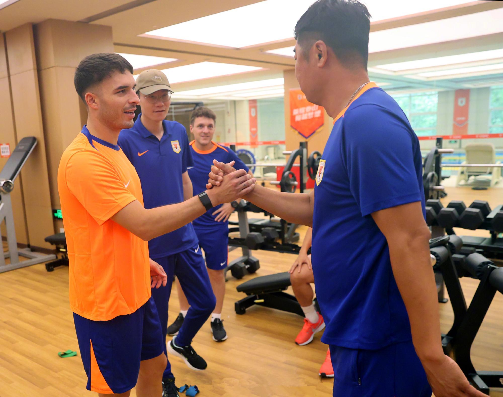 中超转会动态：泰山队洛佩斯或走人，升