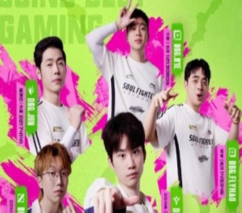 LOL赛事官方晒解说杯海报：吾胃竞巅峰，快乐多一点