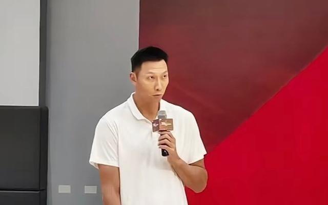 好久不见！阿联出席“易建联杯”三人篮球总决赛颁奖仪式