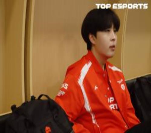 Kanavi亲手送走TES！优势逛街超雄送头和打LPL队伍表现大相径庭