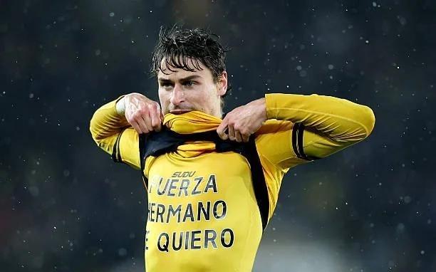 战枪手破门，狼队球员布埃诺将进球献