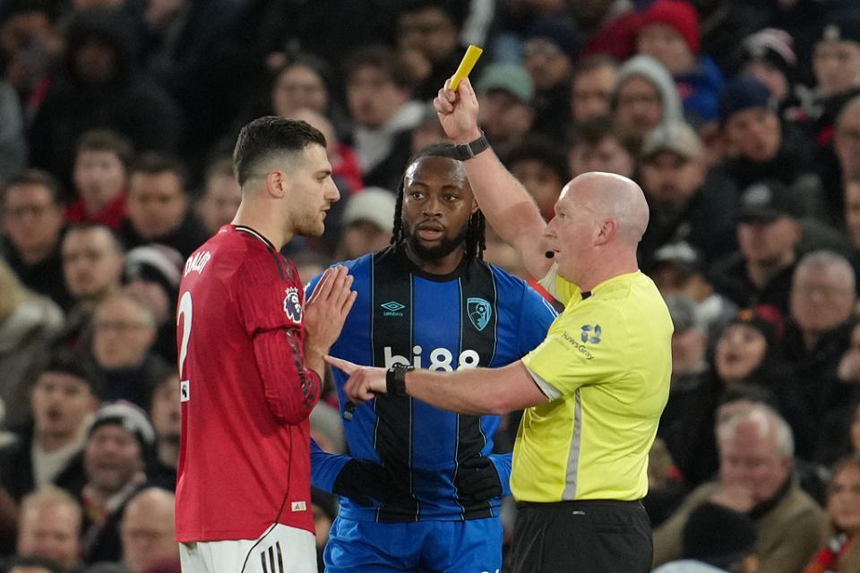 曼联气炸被英超盲哨坑惨！对手4次疑似手球未判，锁喉仅吃黄牌