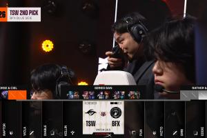 巴西也有草台班子！BFXvsTSW第三局，直播UI把双方队名放反了