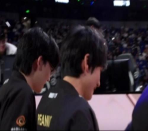 不想说再见！赛后镜头一直追踪Peanut：不断的向观众挥手致意