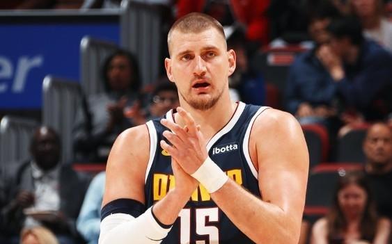 掘金主帅：我只知道约基奇左膝受伤，我们期待着最好的结果