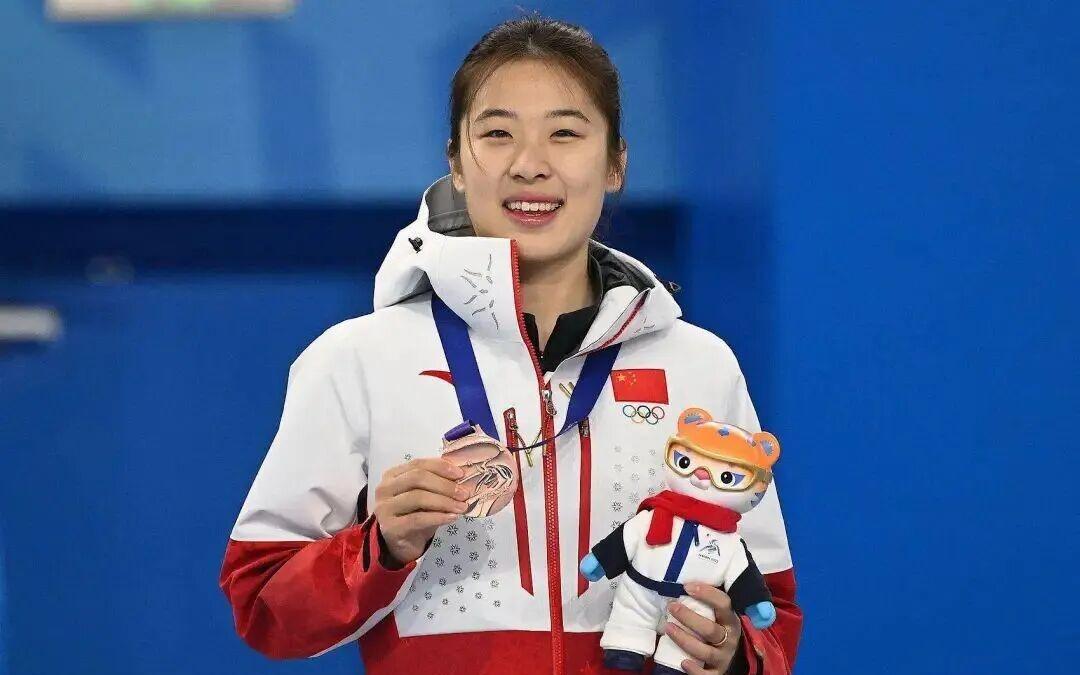 2026米兰冬奥会即将开幕，宁忠岩、张楚桐担任中国体育代表团旗手