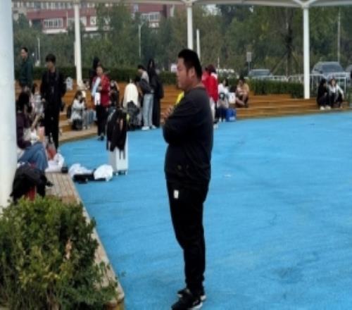 媒体人谈场馆：今天正赛把场外座椅都拆除了属于IG对T1的特供