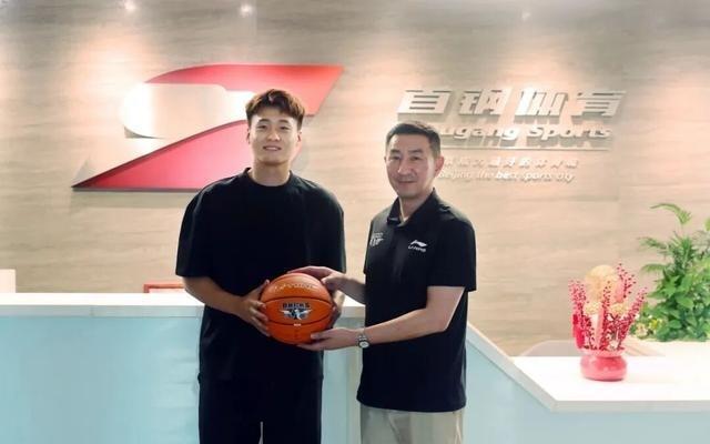 压哨!中国男篮队长赵睿,为北京拼冠军