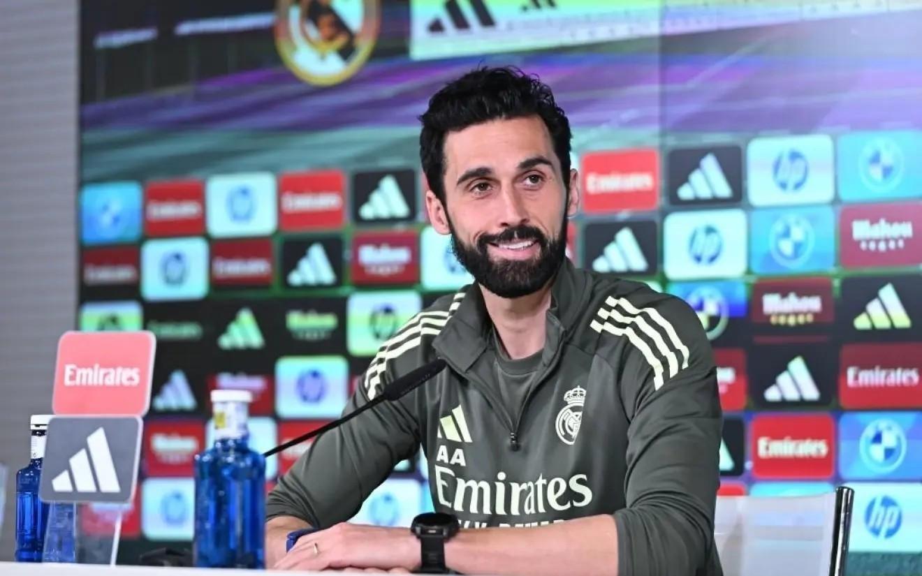 裤袜还是卡西阿韦洛亚：库尔图瓦毫无