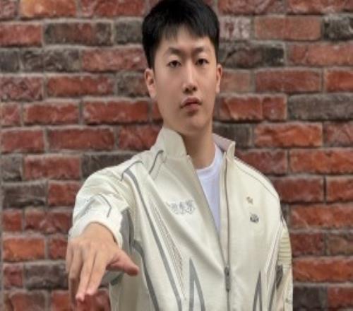 藏张机票管泽元分享S赛出征队服：里边这个机票夹层的设计