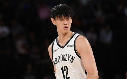 周琦:曾凡博从训练营合同再往上走很难,优劣势都会很快暴露