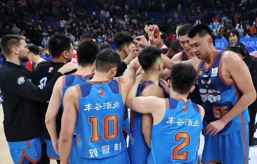 四川教练组集体罢工，黄秋实加盟西乙球队，同曦签约网红球员曹芳