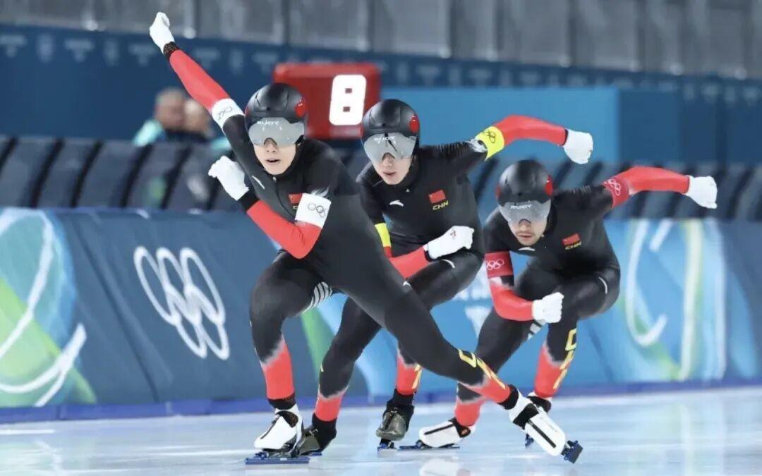 0.09秒惊险取胜创造历史！中国速滑首登团体项目冬奥领奖台！