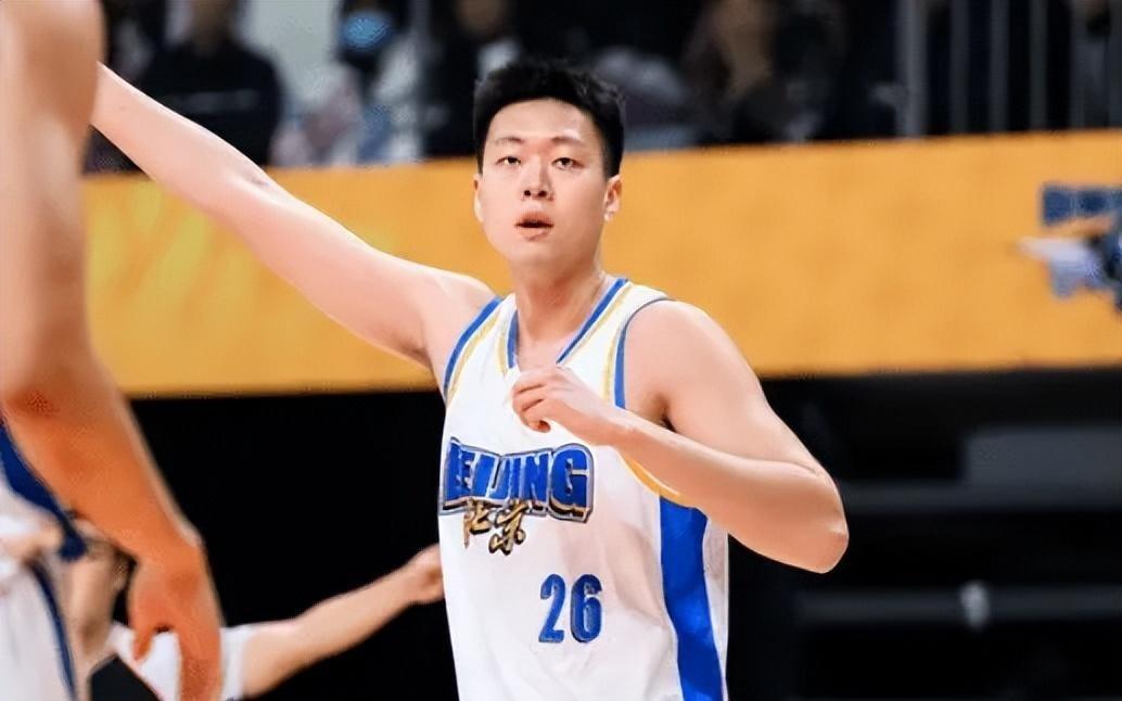 打得比范子铭好！张知垚对广厦暴走，许利民评攻强守弱，可当奇兵