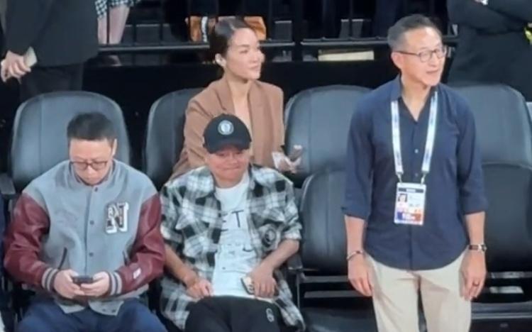 马云现身中国澳门，身穿篮网T恤陪同蔡崇信观看NBA中国赛