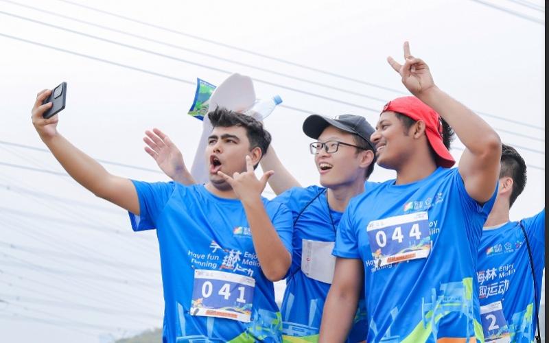 中外跑者赴约梅林山以跑为“桥”串联跨国情谊