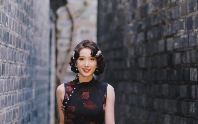 钱天一社媒分享手推波造型,王昶评论:哇塞