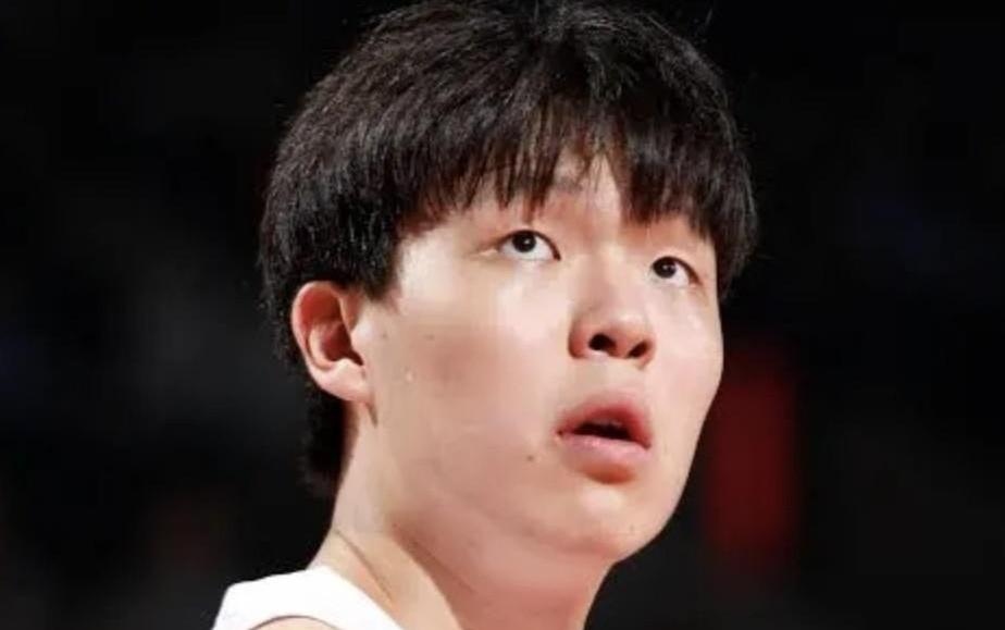 记者：杨瀚森因伤加之长途返程，今日不