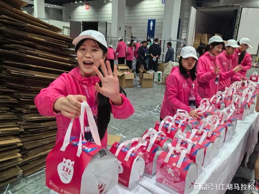 拉走箱子，无锡马拉松的极致“内卷”究竟带来什么