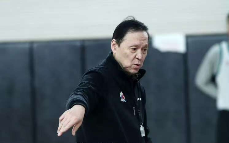 2胜11负到4连胜！过山车式反扑，最大功臣竟是69岁老帅，太神奇了