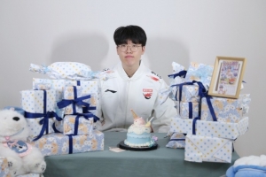 AL分享Kael五周年礼物开箱返图：大家为什莫给我这么多这个狗呀