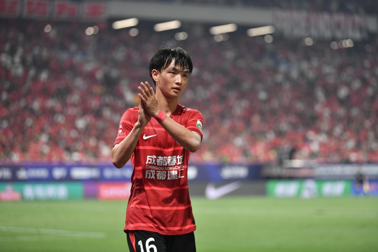 澎湃：杨明洋有望首发出战，中场另三人为塞鸟、谢文能、王上源