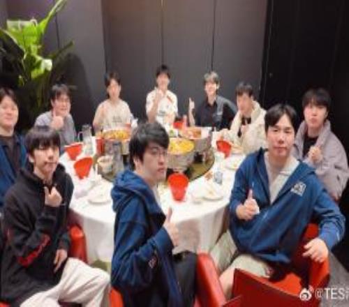 TES工作人员分享赛后聚餐合照：八强啦，孩子们先吃饭吧