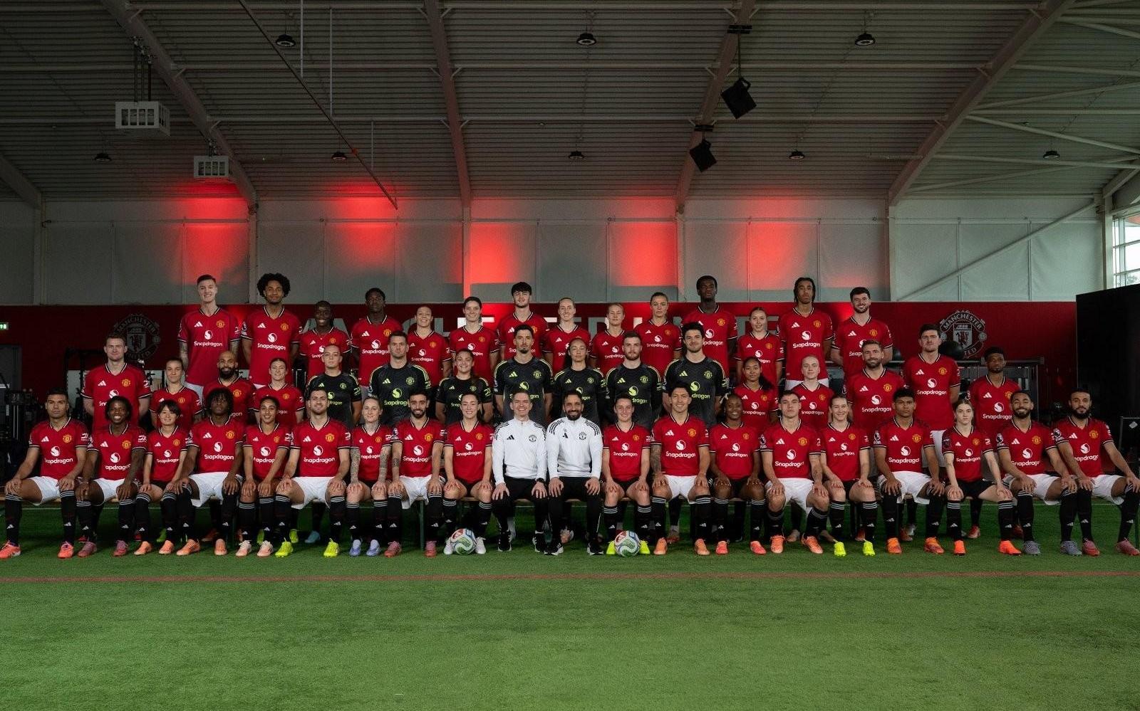 曼联发布年终大合影，眼尖球迷发现谢