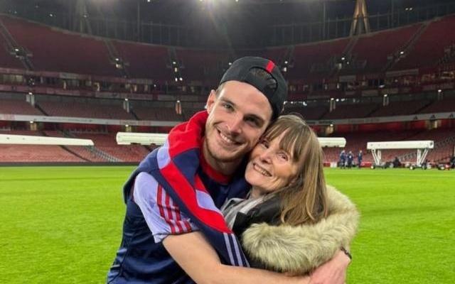 赖斯进球后双手指天，是为了纪念他已