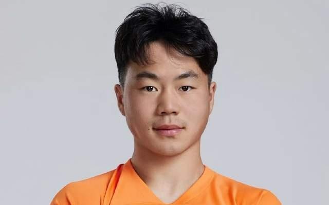 下一个方昊国安免签泰山中场邓捷夫