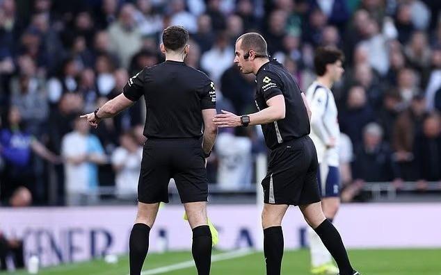 邮报：北伦敦德比上半场裁判设备出现