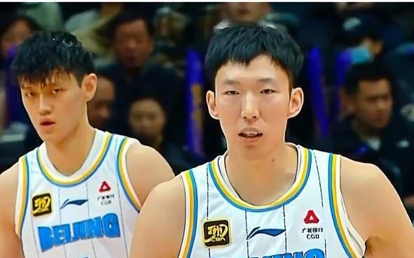 出去溜达一圈发现没人要，郭士强爱将回来了，搭档赵睿周琦冲冠吧