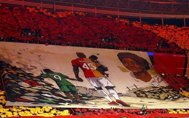 欧冠赛场惊现“催泪弹”！球迷致敬亡