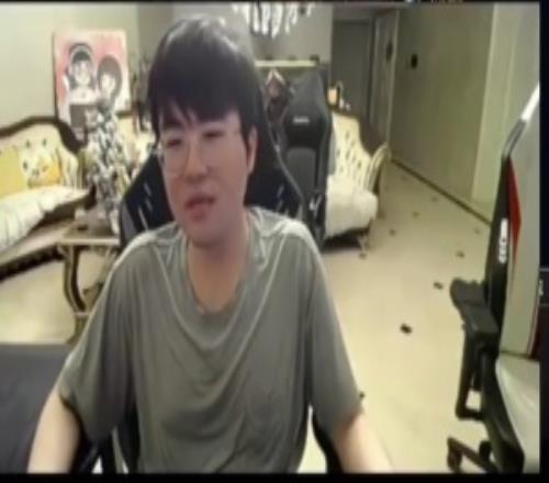 装起来了！姿态：不就从那个球里面开两张纸出来吗有什么好吹的