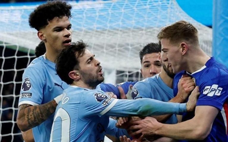 推人撞飞广告牌！德拉普引爆伊蒂哈德群殴，曼城切尔西火药味十足