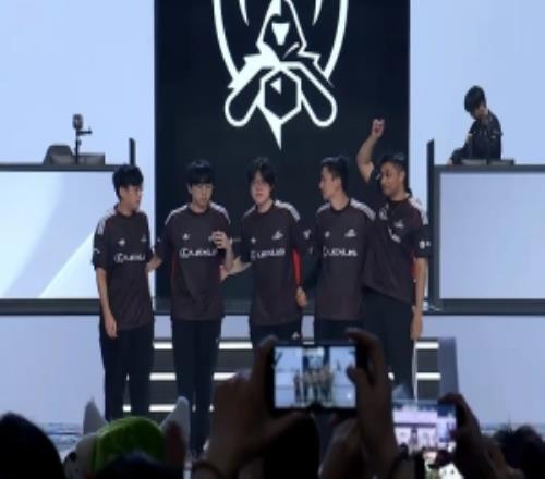 媒体人：Quid阿卡丽玩得有种解散局悲壮感这打野太搞了坑了两把