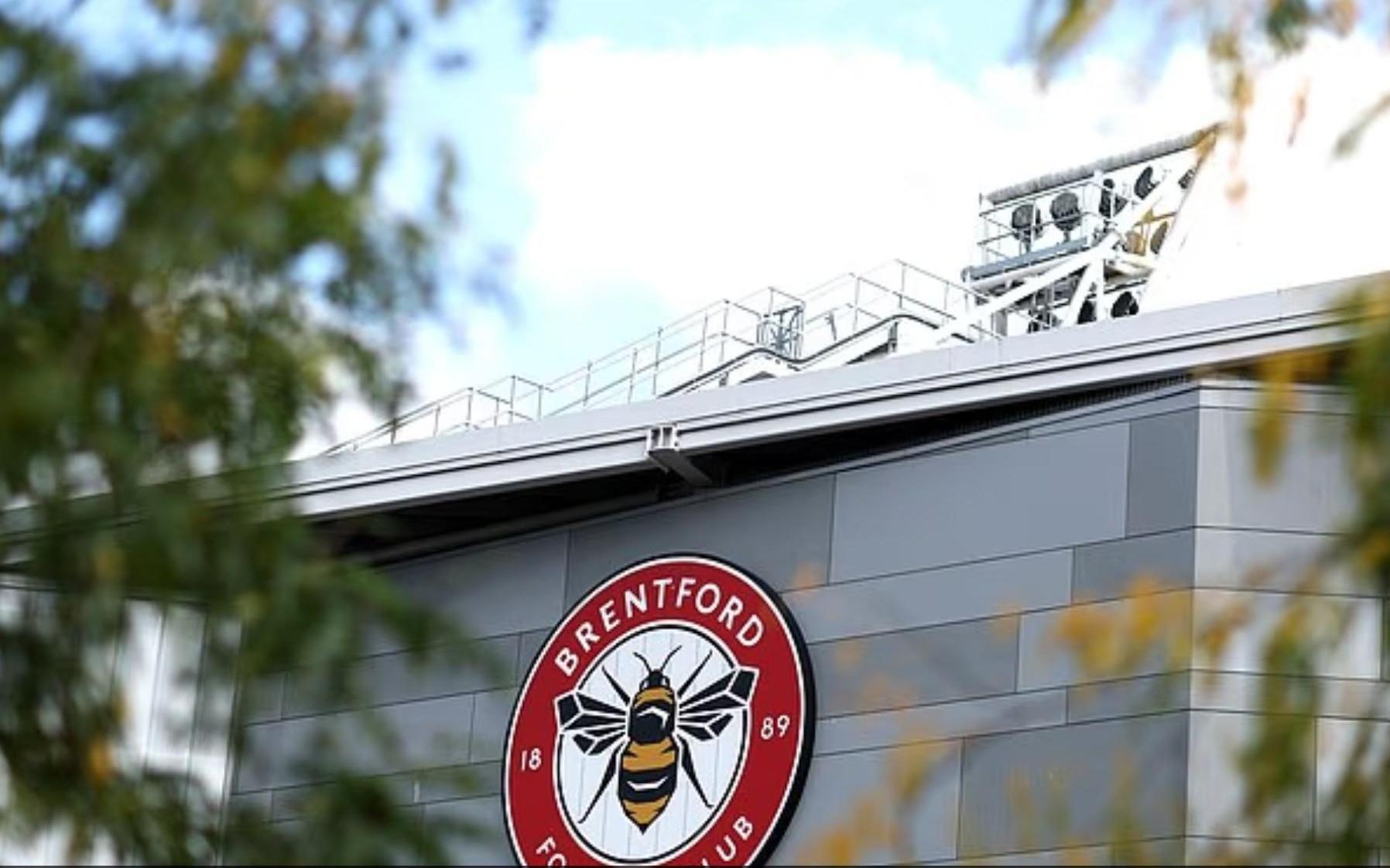 邮报：两名小蜜蜂球员在归家途中见义